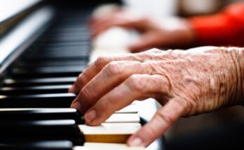 Playing the piano to keep your brain young and healthy