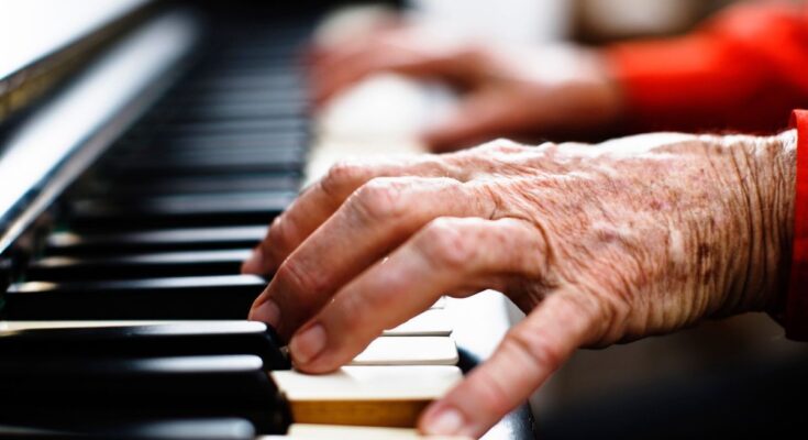 Playing the piano to keep your brain young and healthy