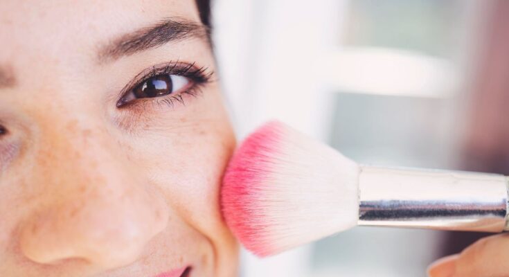 “Sunset blush”, the makeup trend that already smells like summer