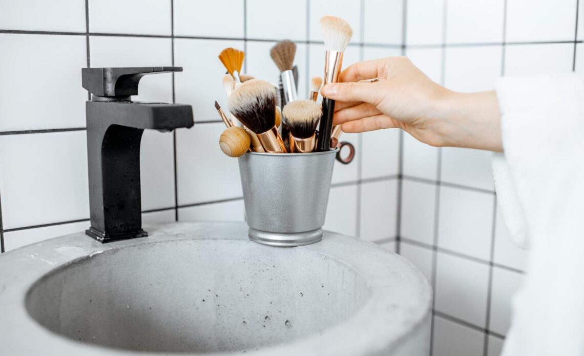 Do you wash your makeup brushes regularly? This is a mistake that many people make.