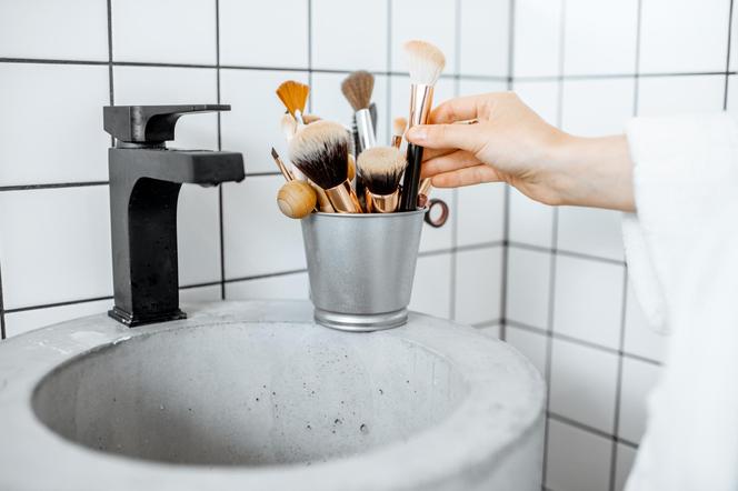 Do you wash your makeup brushes regularly? This is a mistake that many people make.