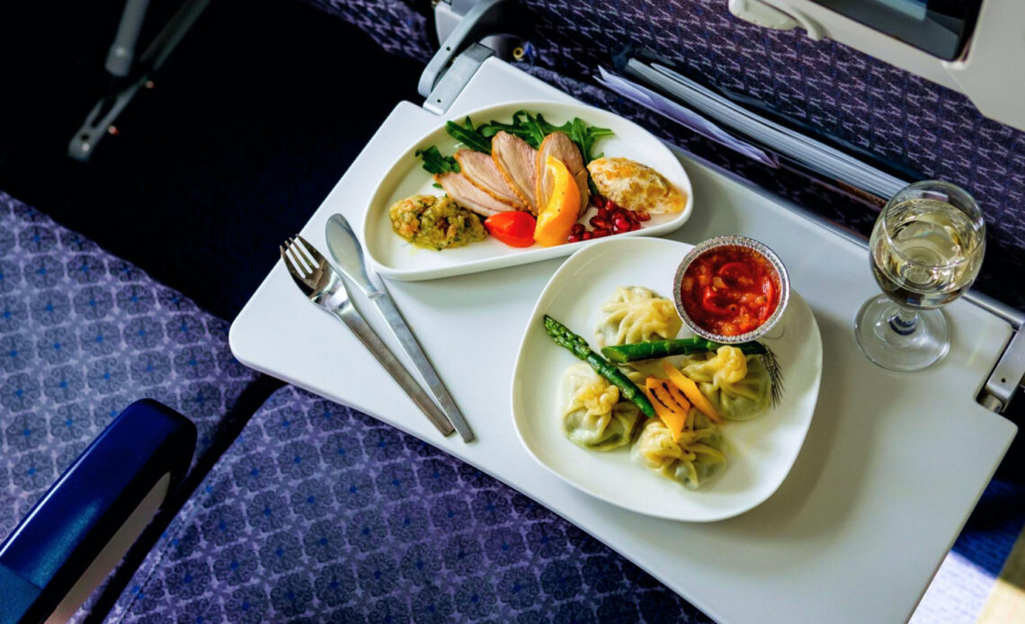 Food and Drinks on the Plane: What to Order and What to Avoid