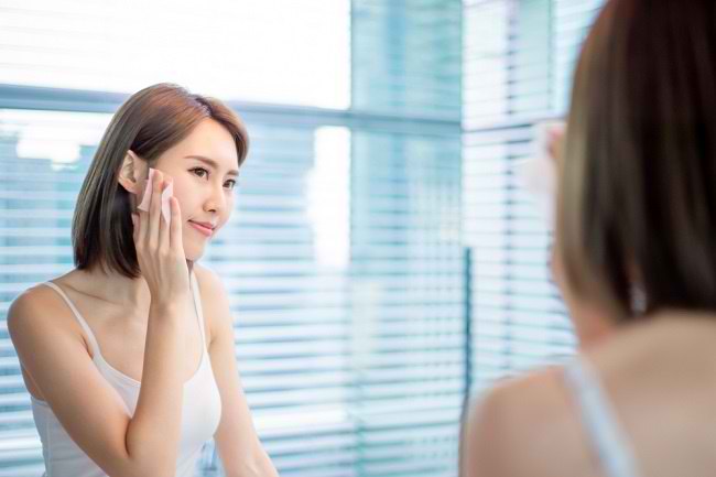 Washing Your Face Is Not Enough, Here's How to Care for Oily Skin - Alodokter