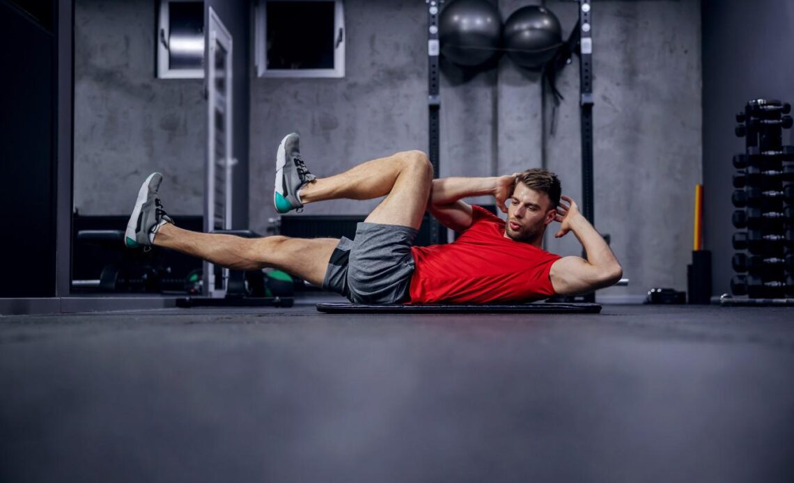 How to remove belly fat for men at home: 5 exercises from a trainer