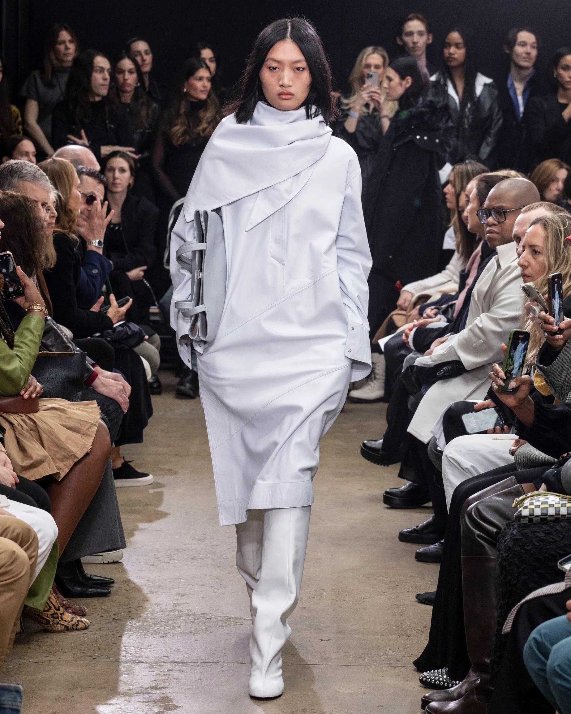 This way you can wear a scarf both over your coat and under your collar. Proenza Schouler, autumn—winter 2024/25