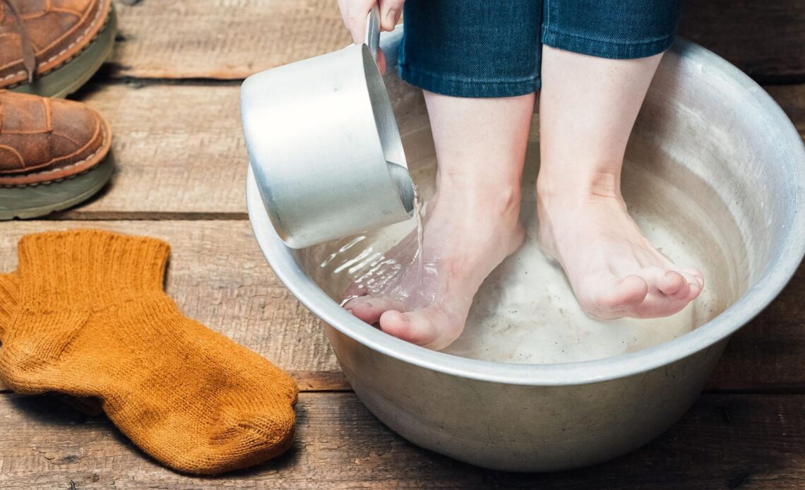 A recipe for fighting fungus and leg fatigue. Pour the spice into a bowl of water