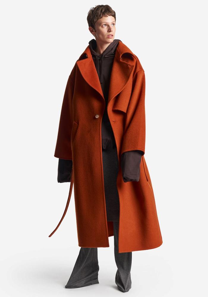 Trench coat, Usahtáva, RUB 39,900. (ushatava.com)