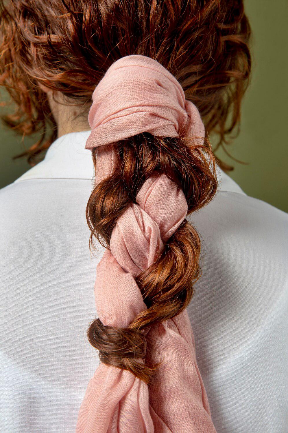 A scarf in your hair can be either neutral or contrasting shades, depending on the chosen style.