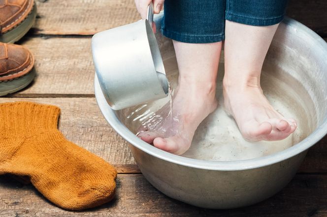 A recipe for fighting fungus and leg fatigue. Pour the spice into a bowl of water